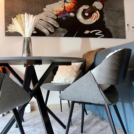 Luxurious-fully Equipped & Renovated-2room Suite-elevator-quite Area-secure Parking *