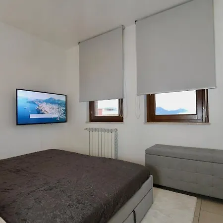 Apartment Luxurious-fully Equipped & Renovated-2room Suite-elevator-quite Area-secure Parking *