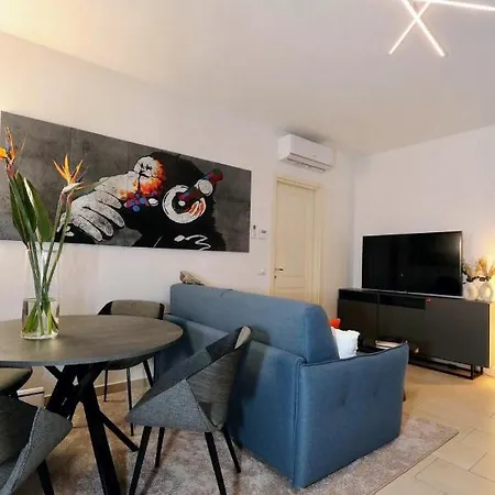 Apartment Luxurious-fully Equipped & Renovated-2room Suite-elevator-quite Area-secure Parking